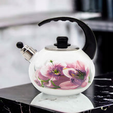 Afbeelding in Gallery-weergave laden, Meyerhoff Fluitketel 2,5 Liter – Emaille Waterketel – Inductie – Lelies