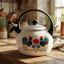 Afbeelding in Gallery-weergave laden, Meyerhoff White Folk fluitketel 2,2L – Emaille inductie fluitketel – Traditioneel folk design met kip – Wit