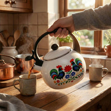 Afbeelding in Gallery-weergave laden, Meyerhoff White Folk fluitketel 2,2L – Emaille inductie fluitketel – Traditioneel folk design met kip – Wit