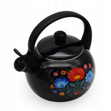 Afbeelding in Gallery-weergave laden, Meyerhoff Black Folk fluitketel 2,2L – Emaille inductie fluitketel – Traditioneel folk design – Zwart met bloemen