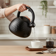 Afbeelding in Gallery-weergave laden, Altom Design Gordon Fluitketel 2,7 L – RVS Mat Zwart – Uniek Ruitpatroon – Inductie &amp; Alle Warmtebronnen