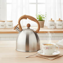 Afbeelding in Gallery-weergave laden, Altom Design Alex Fluitketel 2,3 L – Geborsteld RVS met Houtlook Handvat – Inductie &amp; Alle Warmtebronnen