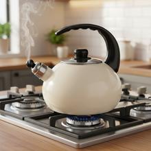Afbeelding in Gallery-weergave laden, Altom Design Czajnik Fluitketel 2,5 L – Handgemaakt Emaille Crème – Theeketel Inductie &amp; Alle Warmtebronnen