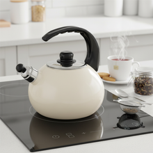 Afbeelding in Gallery-weergave laden, Altom Design Czajnik Fluitketel 2,5 L – Handgemaakt Emaille Crème – Theeketel Inductie &amp; Alle Warmtebronnen