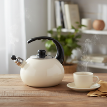 Afbeelding in Gallery-weergave laden, Altom Design Czajnik Fluitketel 2,5 L – Handgemaakt Emaille Crème – Theeketel Inductie &amp; Alle Warmtebronnen