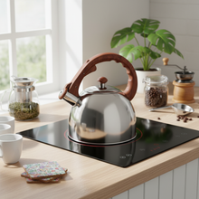 Afbeelding in Gallery-weergave laden, Florina Jasper Fluitketel 2,5 L – RVS Zilver met Houtlook Handvat – Inductie &amp; Alle Warmtebronnen