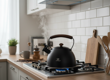 Afbeelding in Gallery-weergave laden, Meyerhoff Fluitketel 2,5 L – RVS Mat Zwart – Houten Handgreep – Fluitketel voor alle warmtebronnen