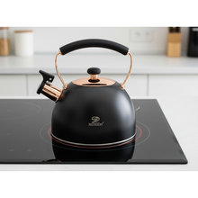 Afbeelding in Gallery-weergave laden, Meyerhoff RVS Fluitketel 2,5L – Mat Zwart met Koperaccenten – Inductie Fluitketel – Voor Alle Warmtebronnen – Met Fluitje